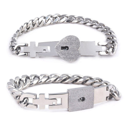 Paare 2BFFs schließen sich gegenseitig Armbänder