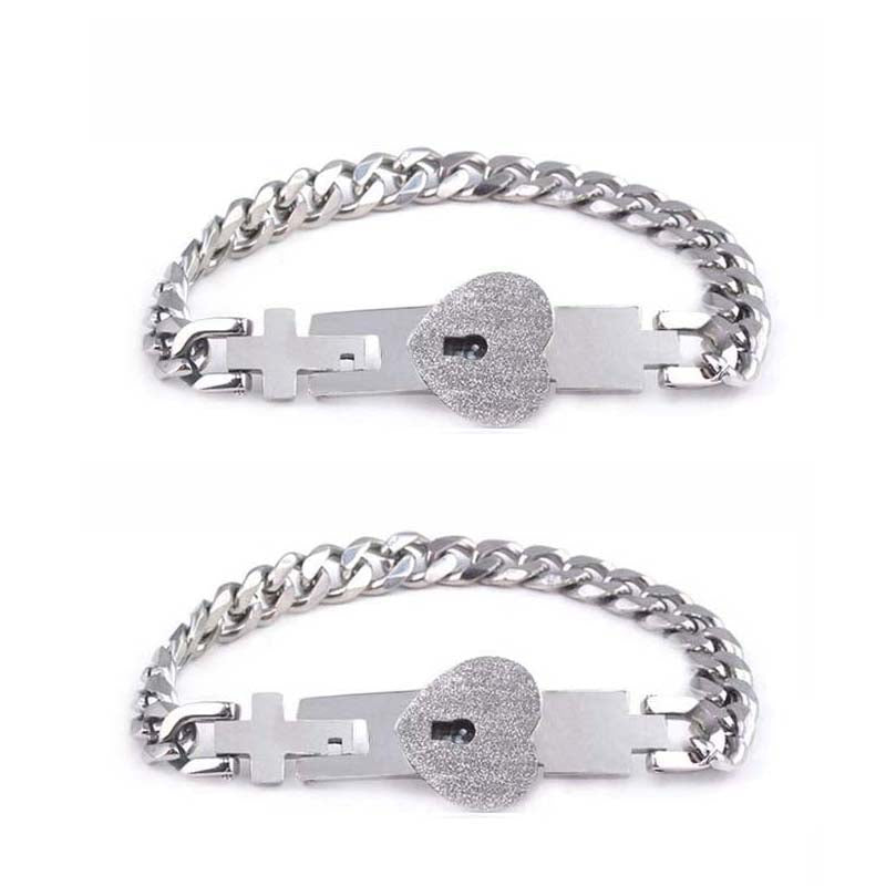 Paare 2BFFs schließen sich gegenseitig Armbänder