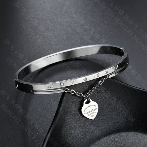 Armband mit Herzanhänger „Forever Love Love“ aus Edelstahl mit römischen Ziffern