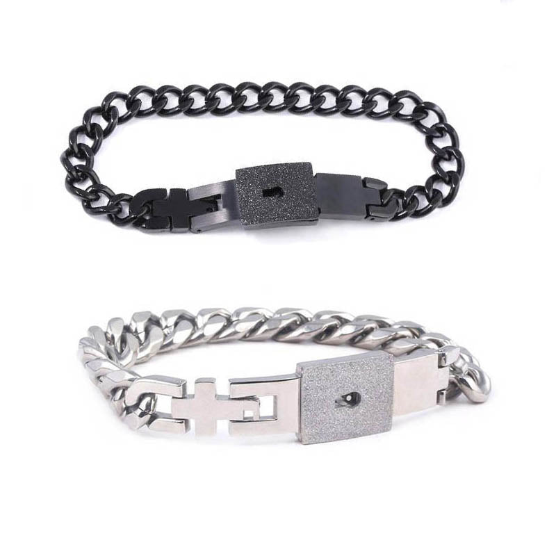 Paare 2BFFs schließen sich gegenseitig Armbänder