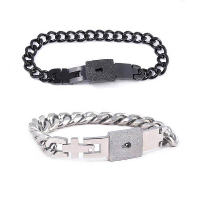 Paare 2BFFs schließen sich gegenseitig Armbänder