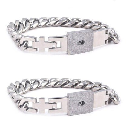 Paare 2BFFs schließen sich gegenseitig Armbänder