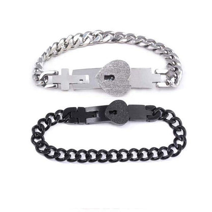 Paare 2BFFs schließen sich gegenseitig Armbänder